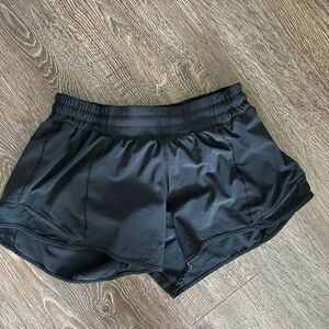 Lululemon Hotty Hot Low Rise short 2.5 inch